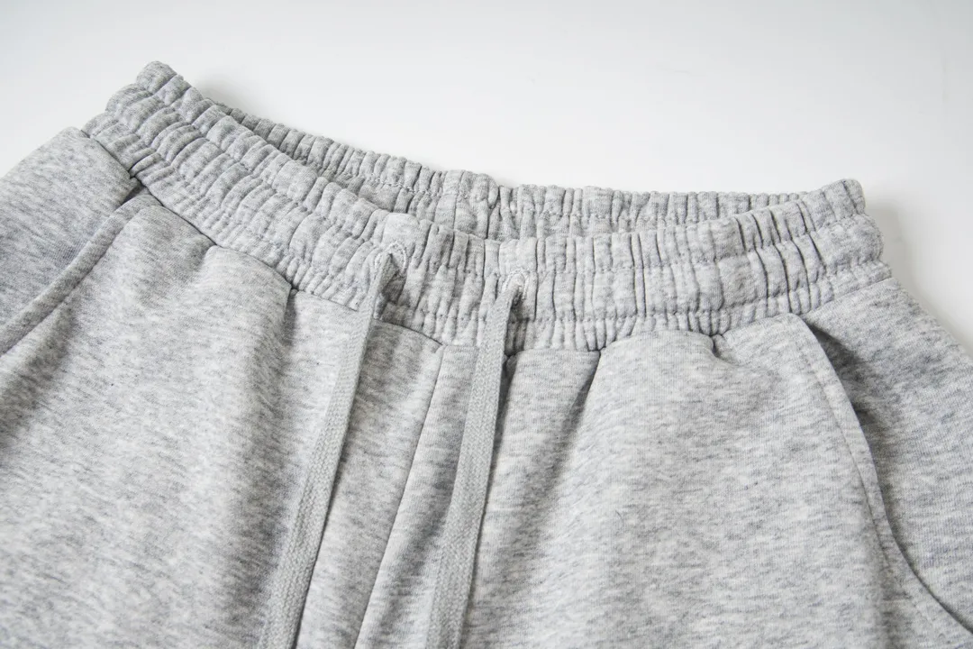 P140 Model No. 836 Ralph Lauren/Ralph Lauren Basic pony embroidered logo shorts for men and women. Pure cotton fabric. Easier to wear, more comfortable and less bulky than ordinary fabrics. Customized thread weaving and dyeing. Classic pony embroidery logo. Collar cross-threading details. Three-needle and five-thread workmanship throughout the body. Complete accessories. How to wear any trendy style. Easy to control. Match at will. Full of design, simple and must-have style! Color: Black White Navy Gray Size: S-XL